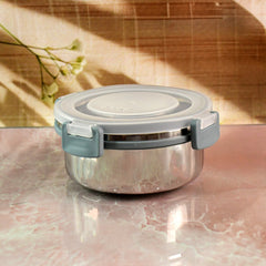 Close-up of Apex container silicone seal and locking mechanism