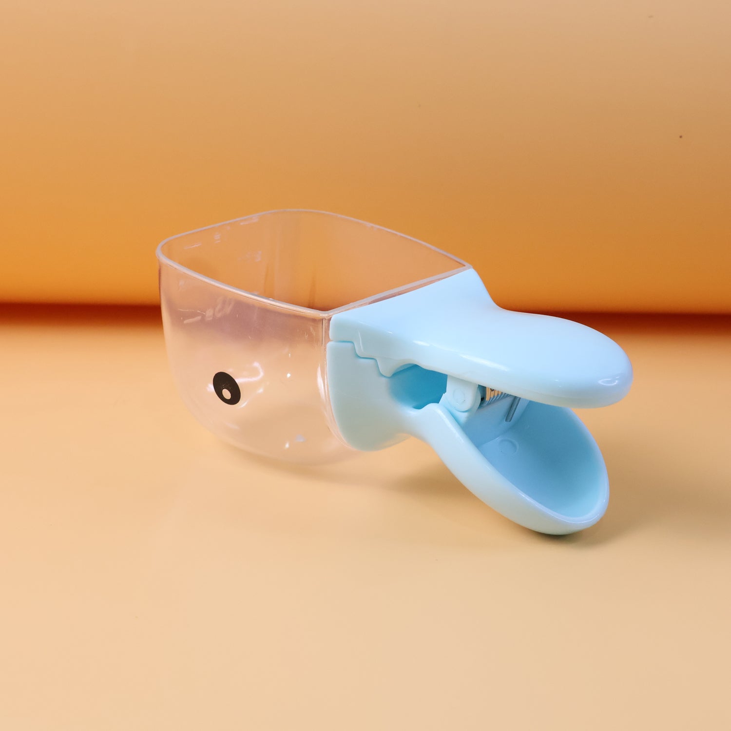 2-in-1 pet food scoop with sealing bag clip