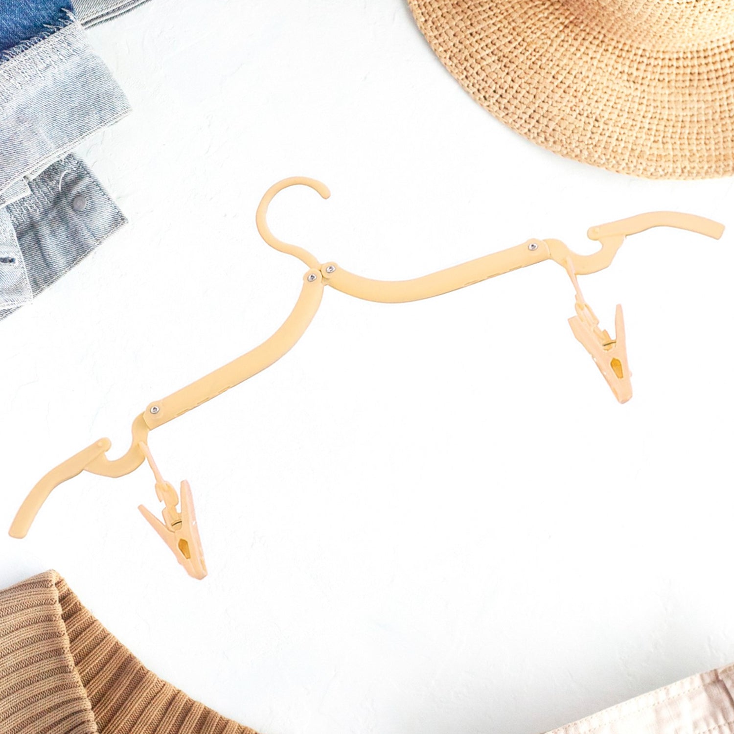 Adjustable fold hanger with clips