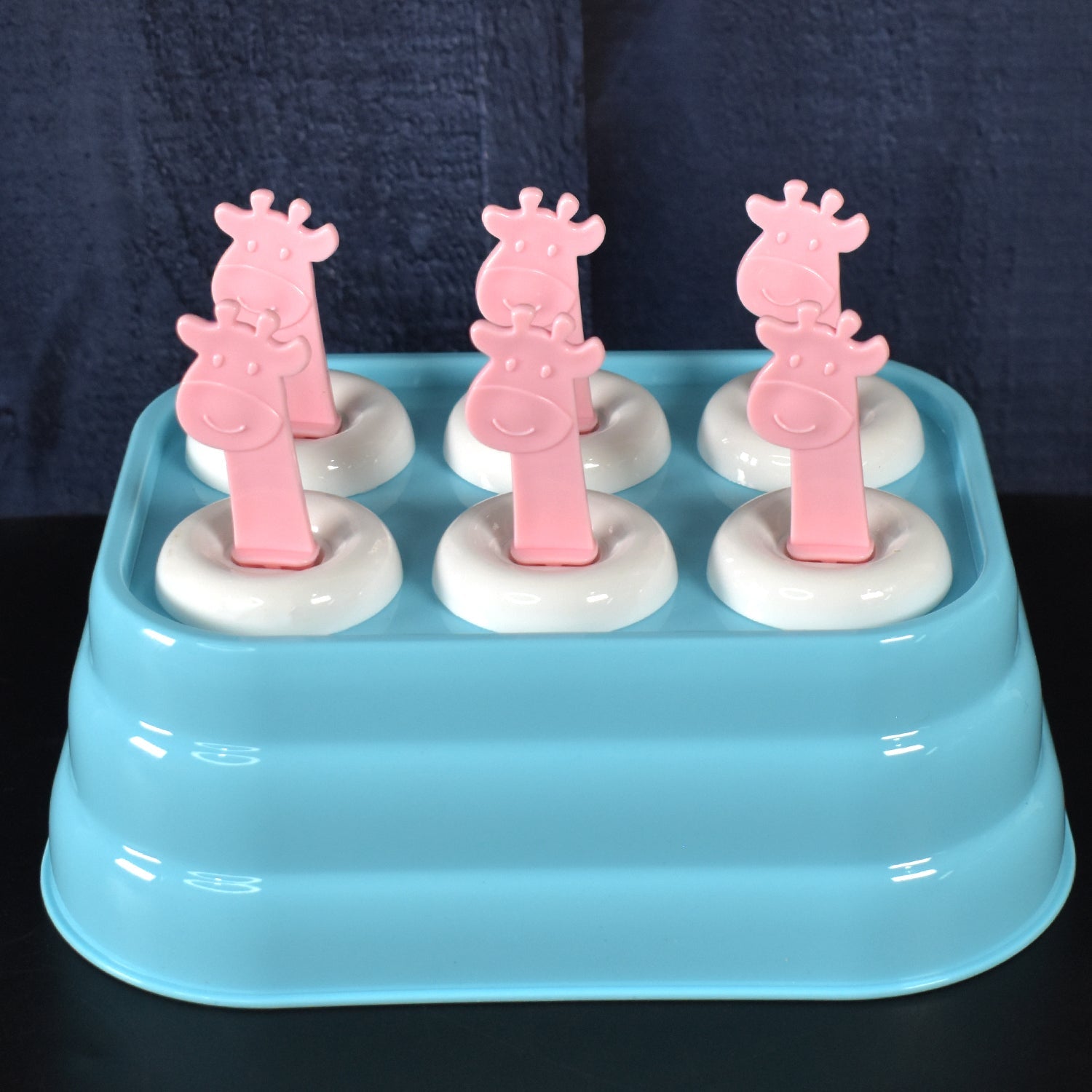 6-cavity giraffe shaped plastic ice cube molds on white background