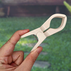 Clips holding clothes on drying rope against wind