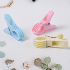 Close-up of a blue clip showing grip mechanism