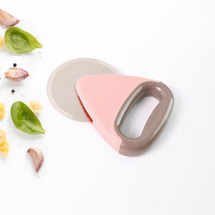 Ergonomic handle of pizza cutter for comfortable grip