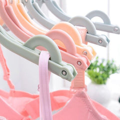 Travel-friendly clothes hangers, portable and foldable, set of 10 pieces.