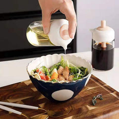 Silicone oil bottle with integrated dispenser
