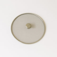 Stainless steel grease guard with heat-resistant handle