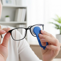 Diagram illustrating how to use the mini eyeglass cleaner.