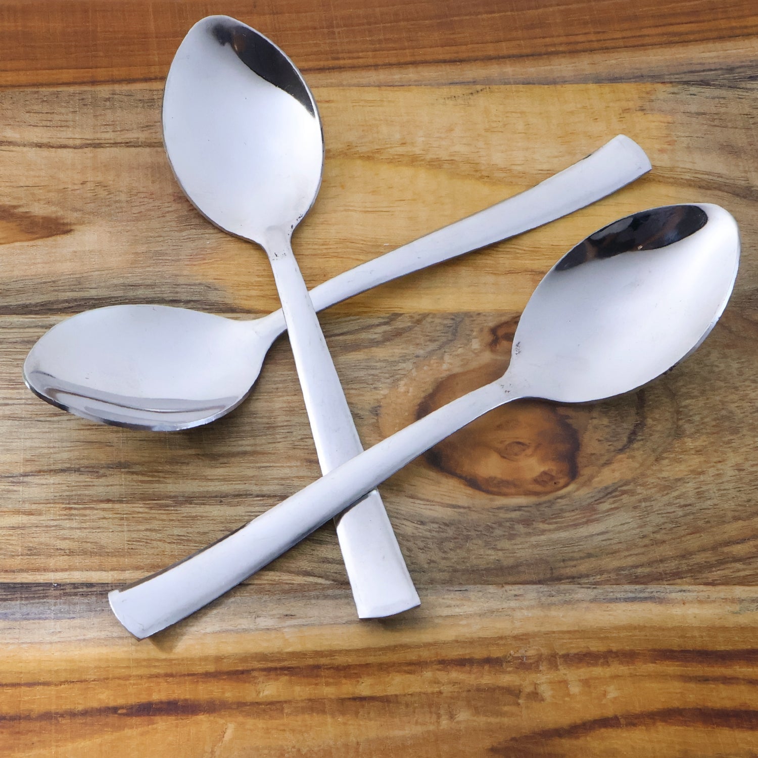 Spoon set with smooth oval bowls and comfort handles