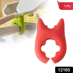 Thermo Grip plastic pot holder in use