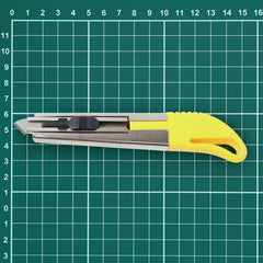 Compact Utility Knife for Packaging and Crafting
