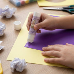 Smooth paper glue stick application
