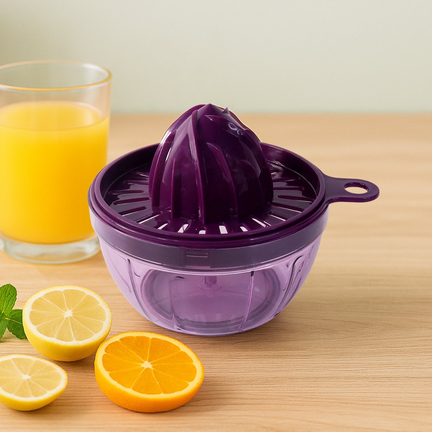 Supermom Plastic Little Hand Juicer with 650ml capacity