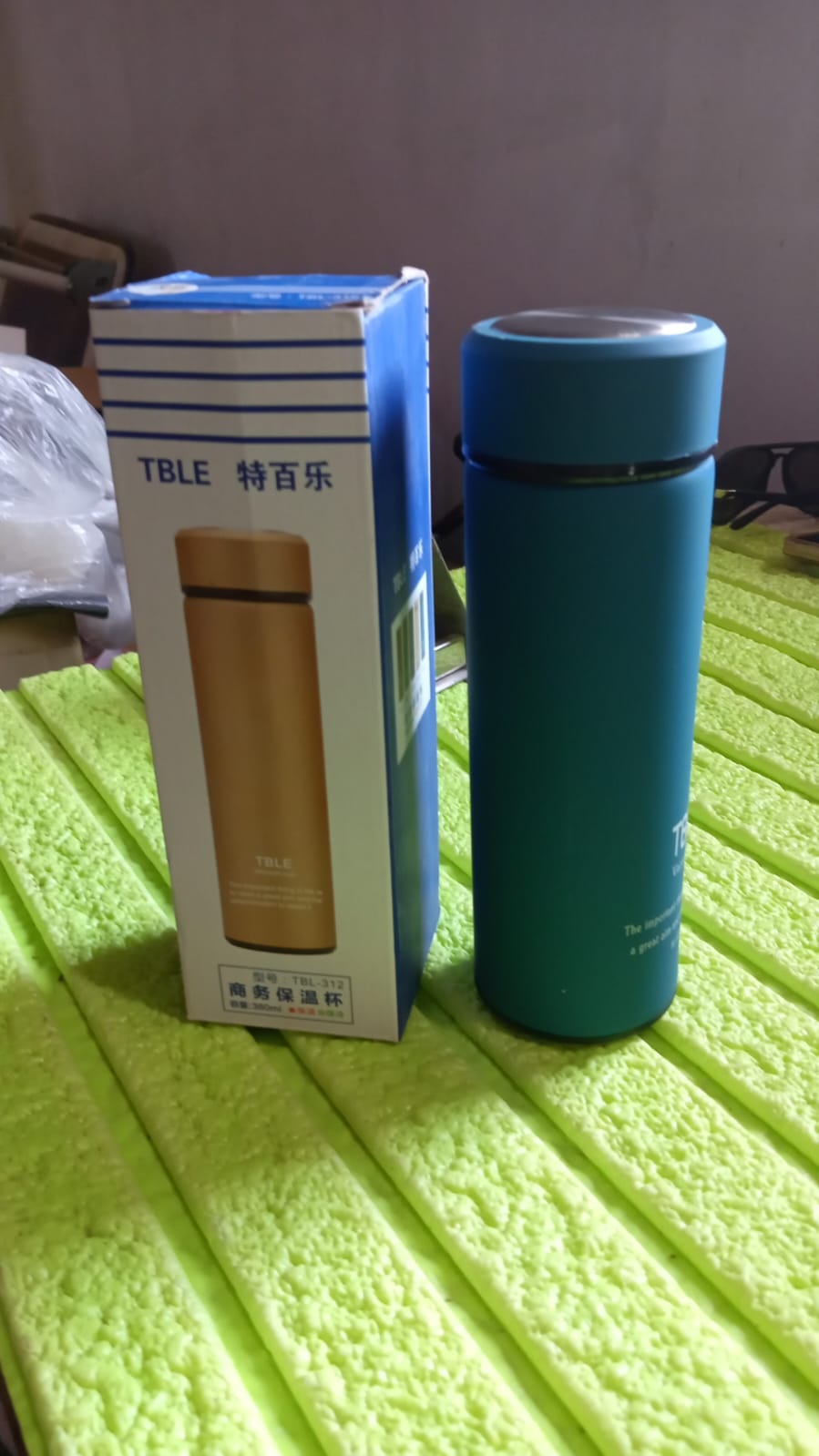 Side profile of the durable stainless steel bottle, highlighting its ergonomic design.