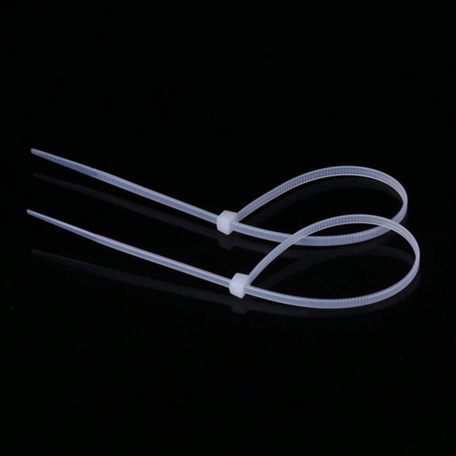 Package of 100 nylon self-locking cable ties