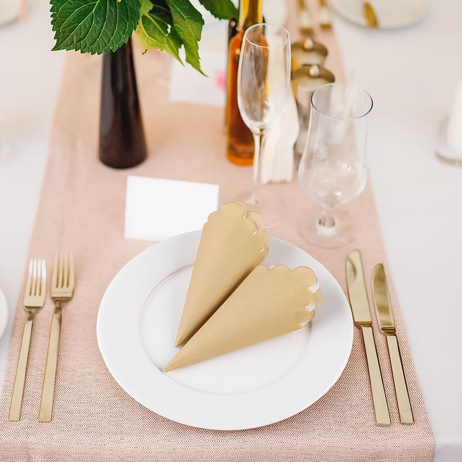 Scalloped Edge Napkin in Brown & White