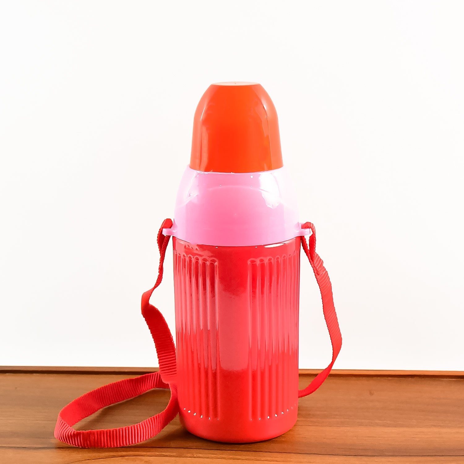 Open lid showing straw inside the insulated sports water bottle