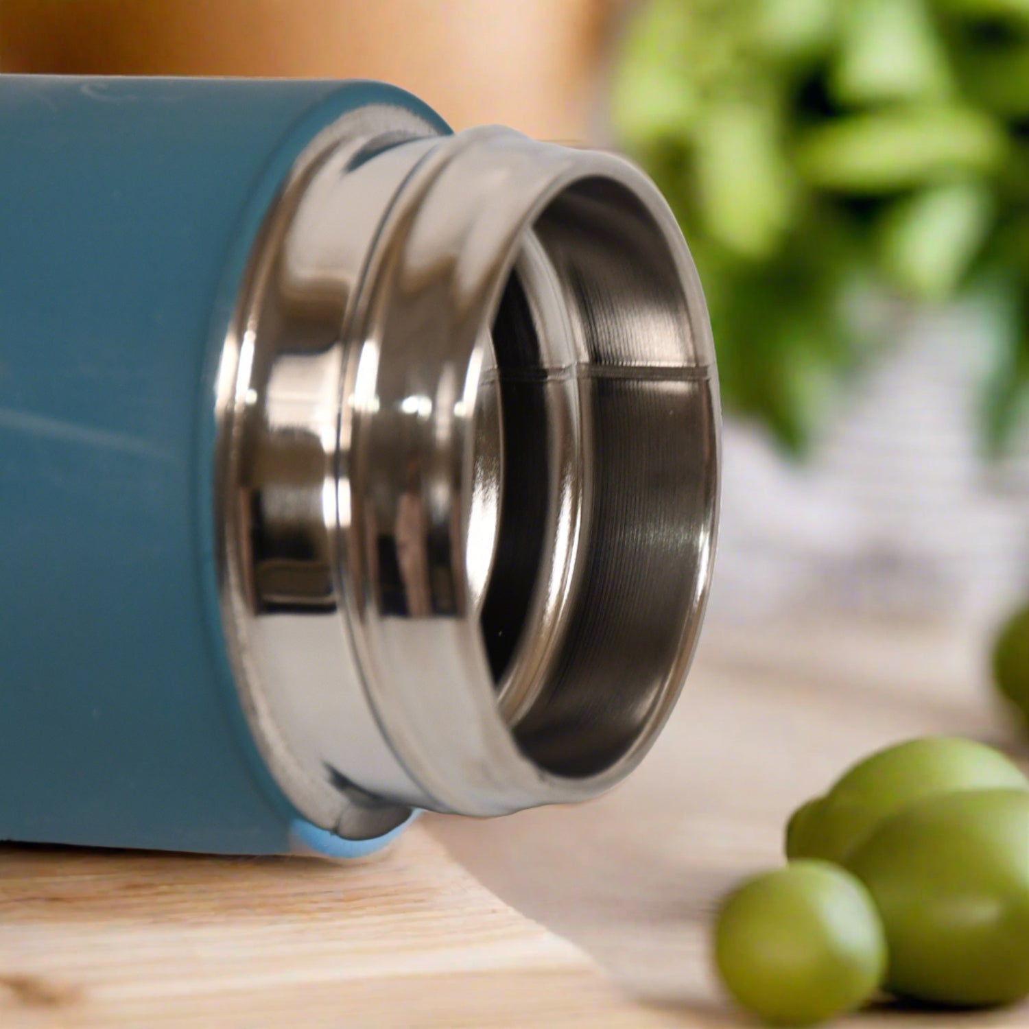 Detailed view of the 500ml stainless steel water bottle from multiple angles.
