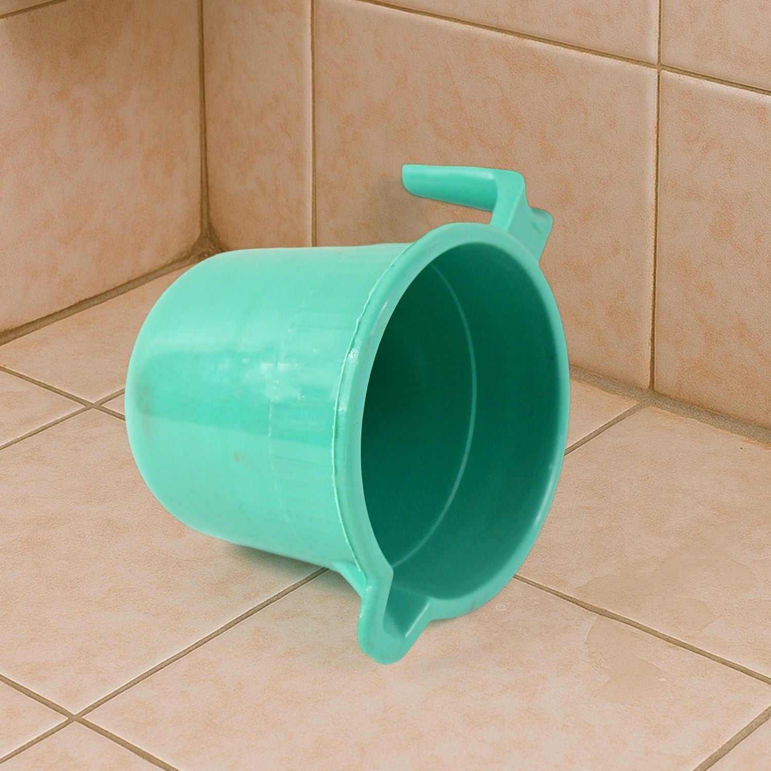 Side view of the durable plastic bath mug