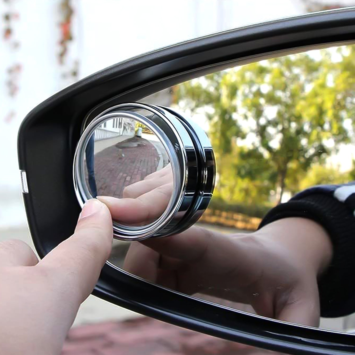 Close up of round blind spot mirror
