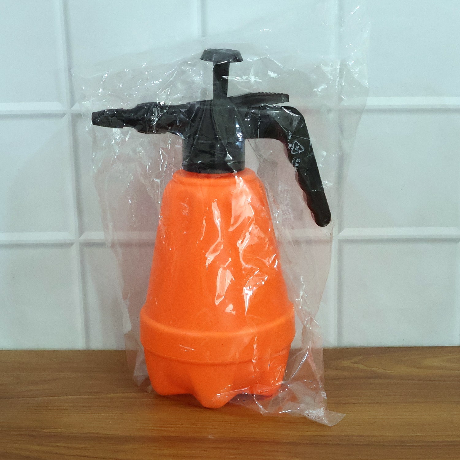 1.5L pressure spray bottle side angle view