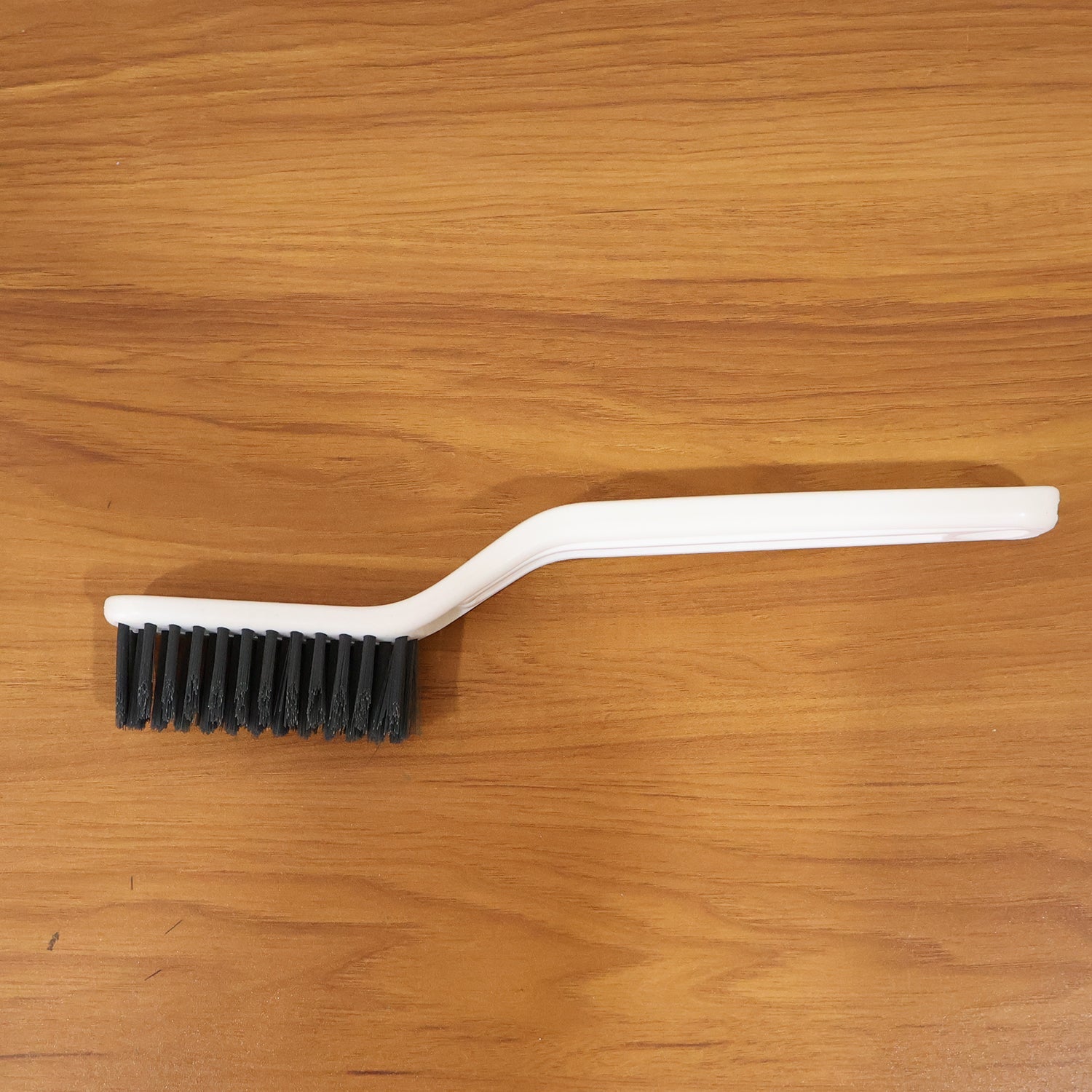 Versatile 2-in-1 cleaning brush design