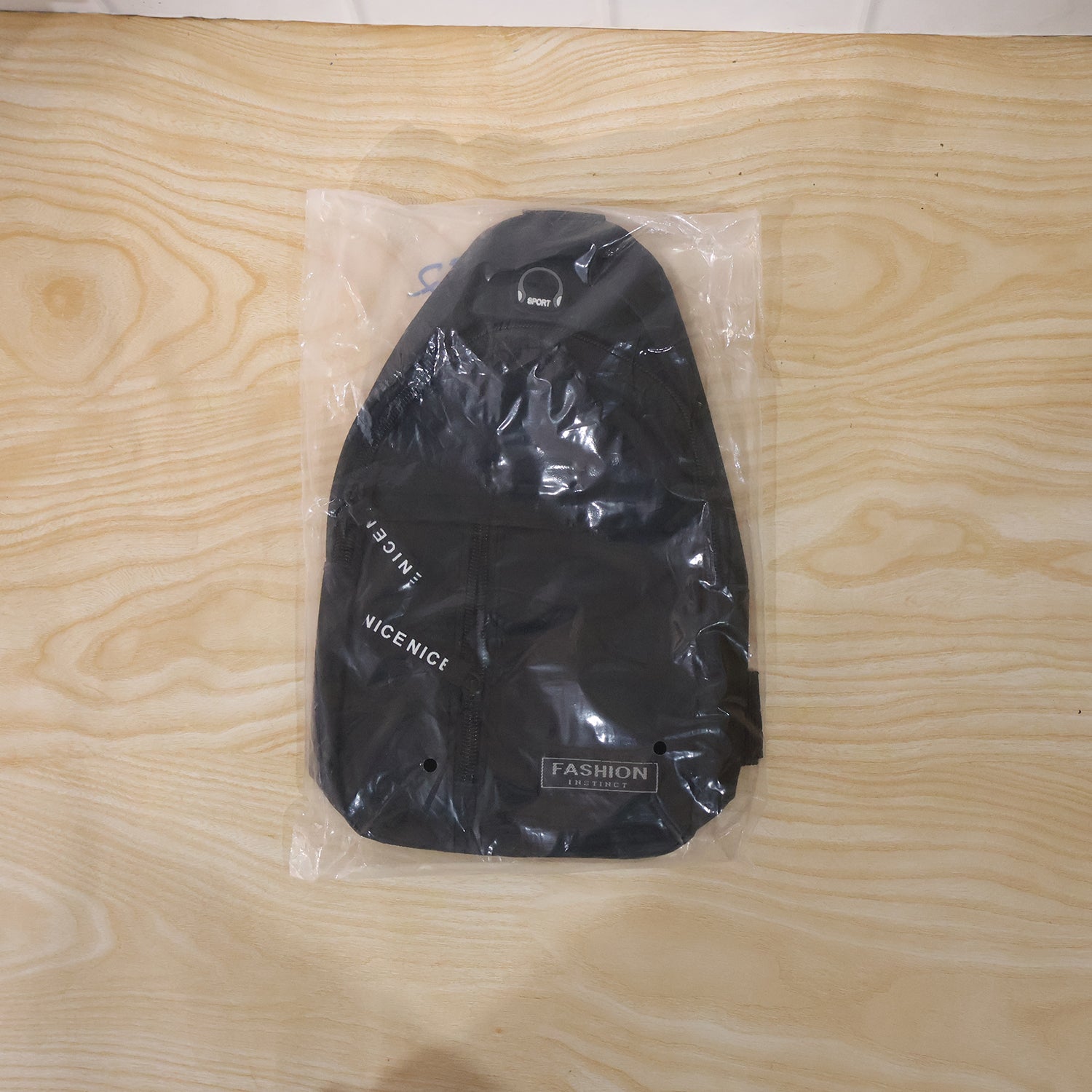 Waterproof Waist Bag, Shoulder Bags USB Charging Earphone Hook Sling Travel Bag (1 Pc / Mix Color)