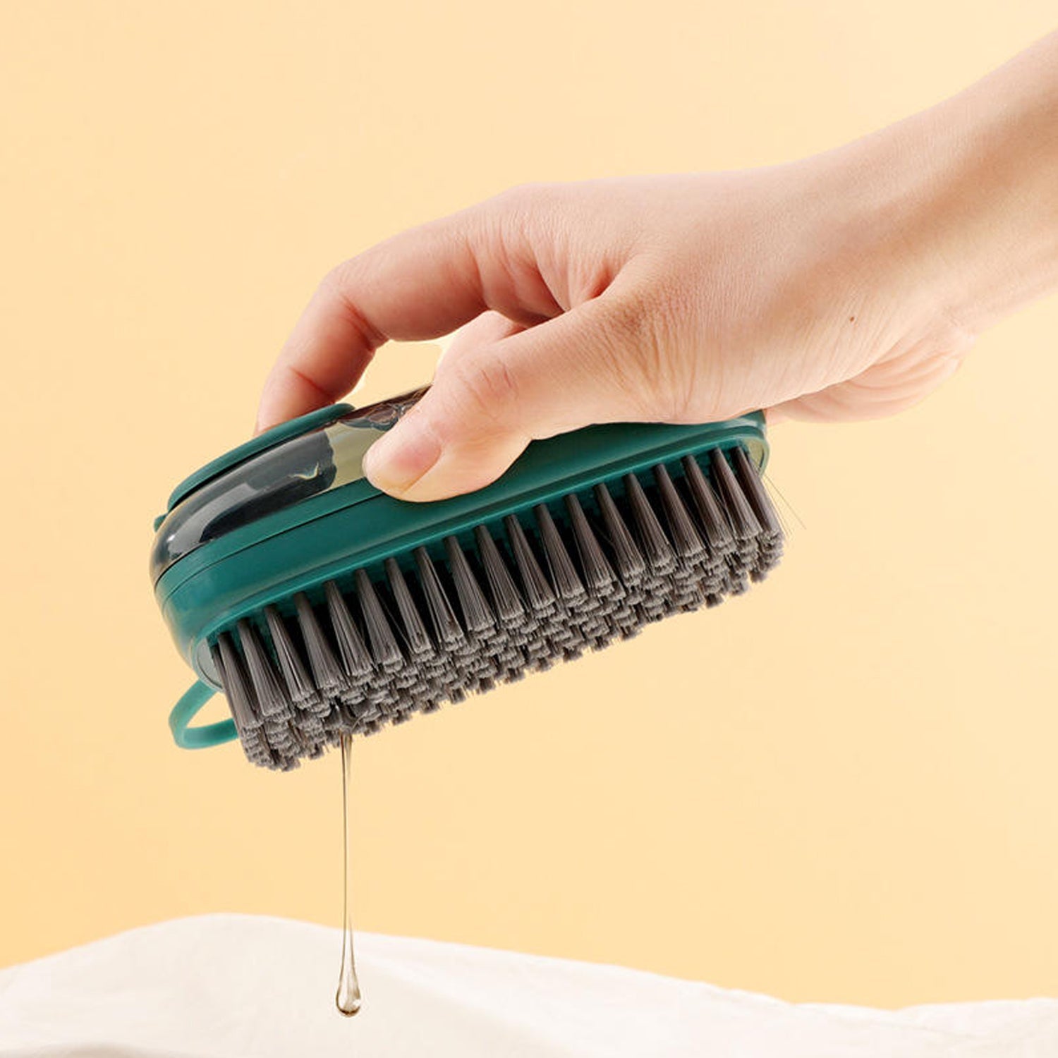 Hand-held hydraulic cleaning brush with firm grip