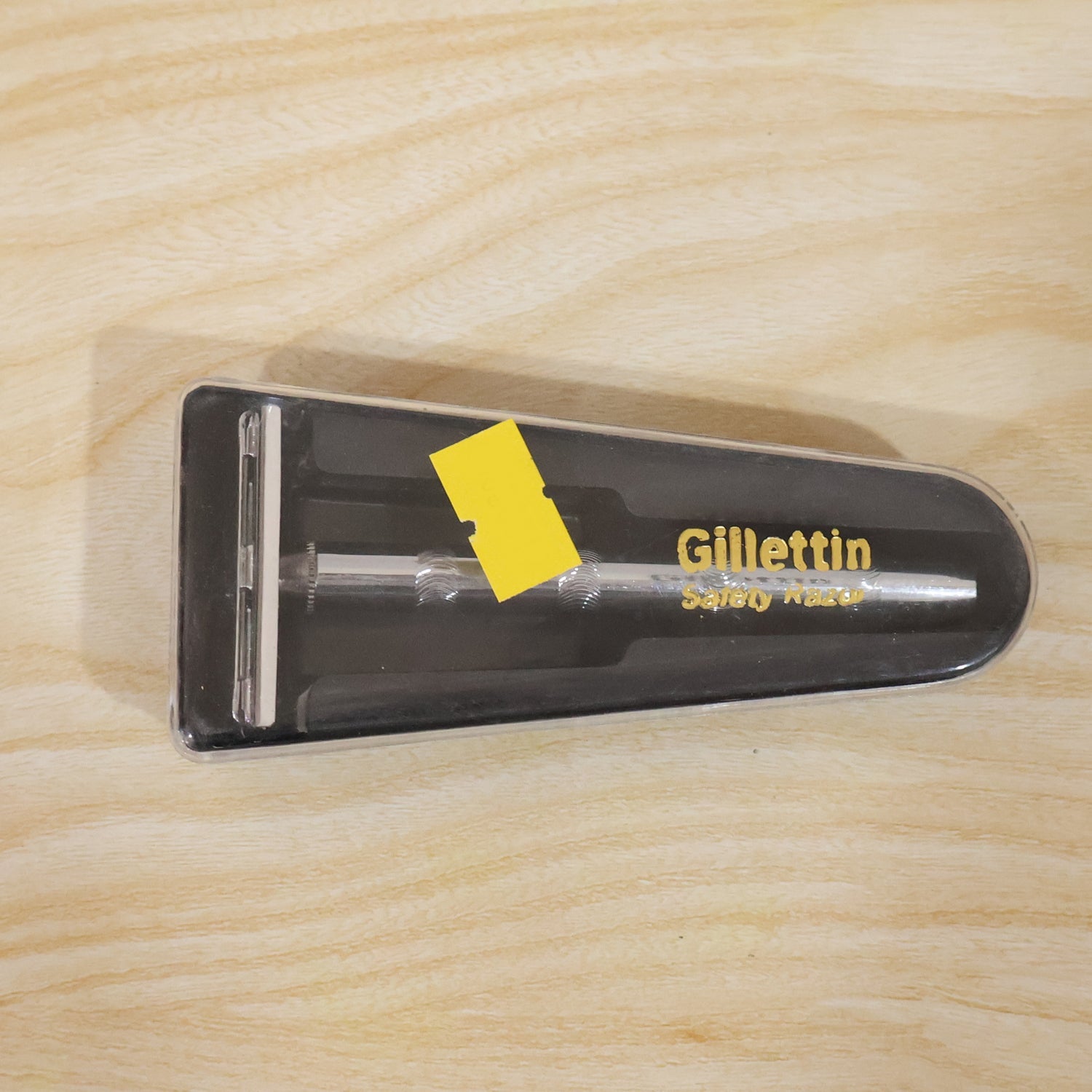 Travel-friendly shaving razor kit