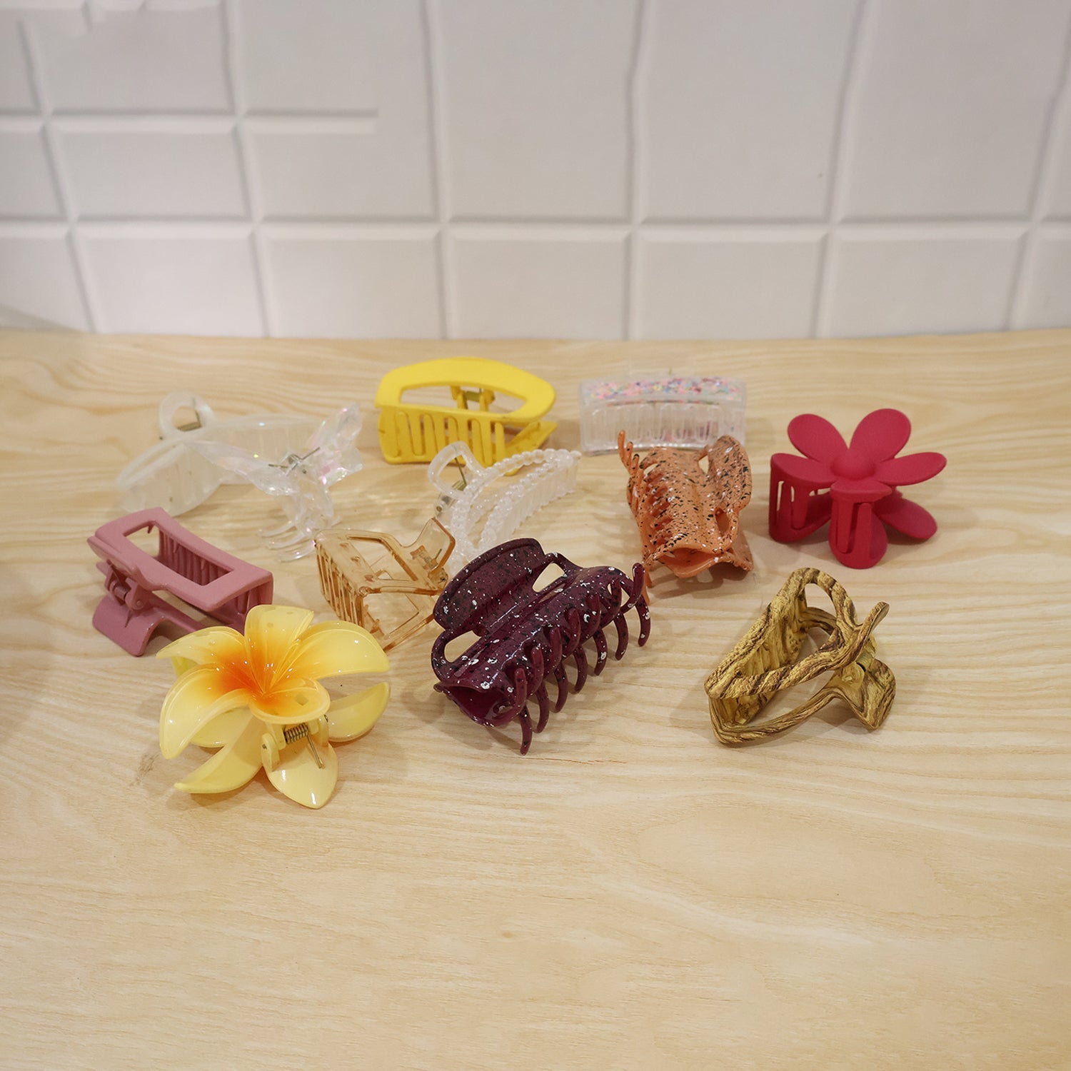 Live photo of plastic flower hair clip claw clutcher