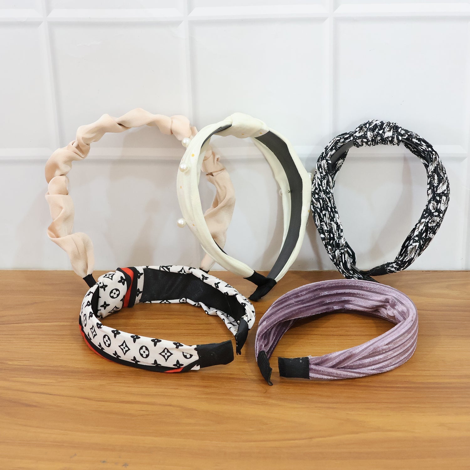 Detailed view of the ribbed knot hairband's comfortable design