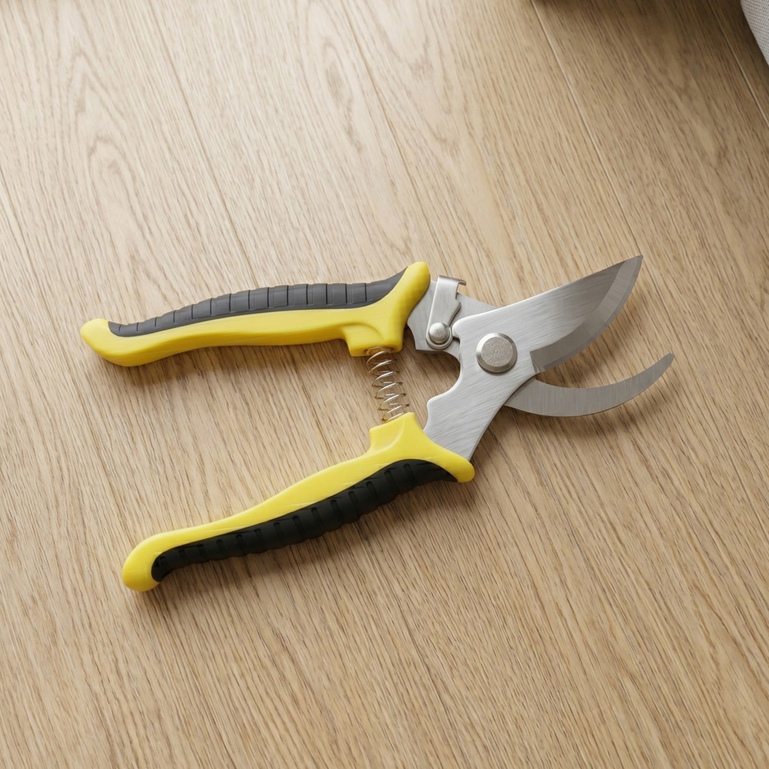 Pruning shears grip handle