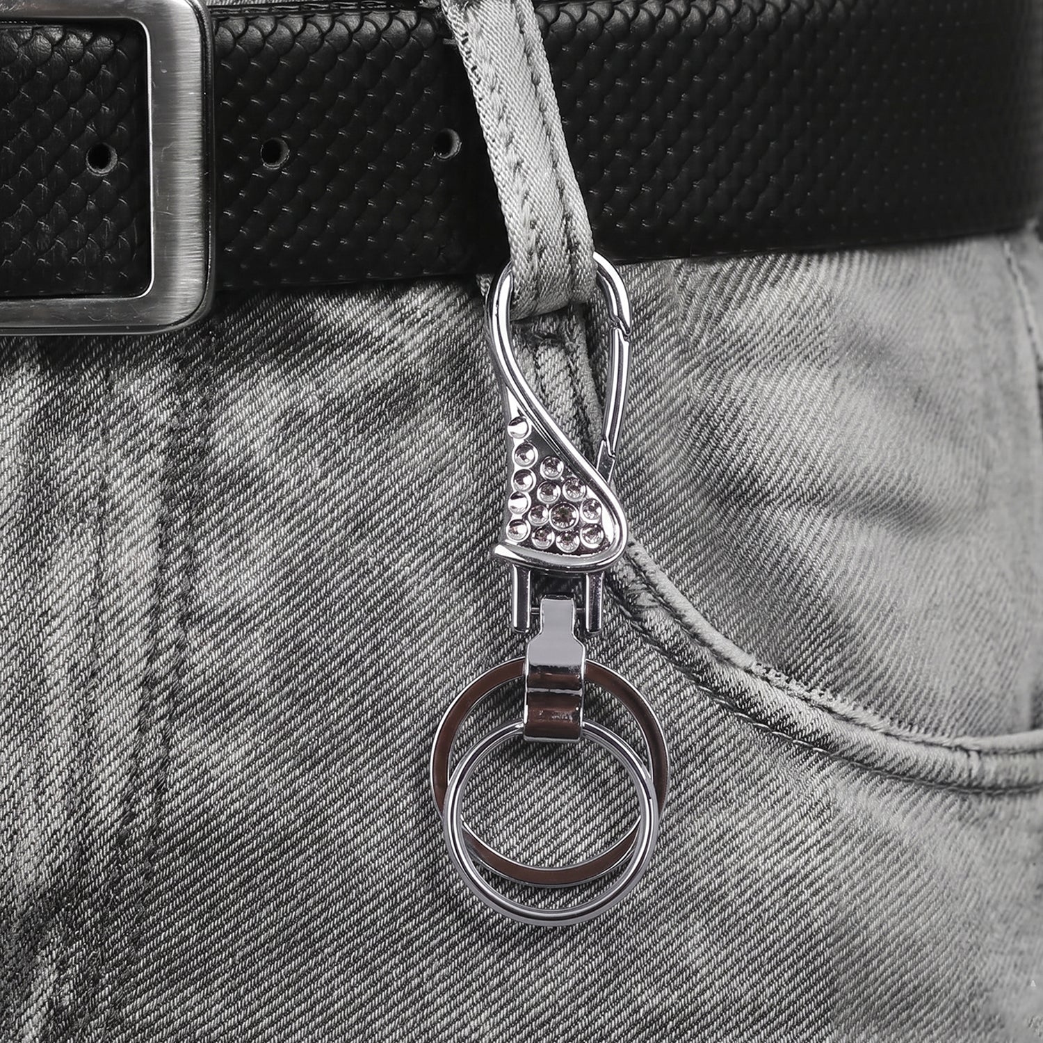 Metal keychain carrying use