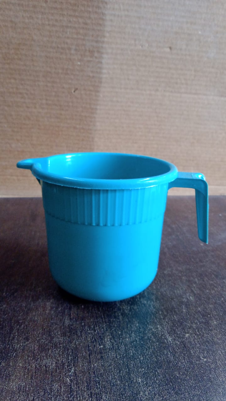 Durable plastic bath mug for easy water pouring