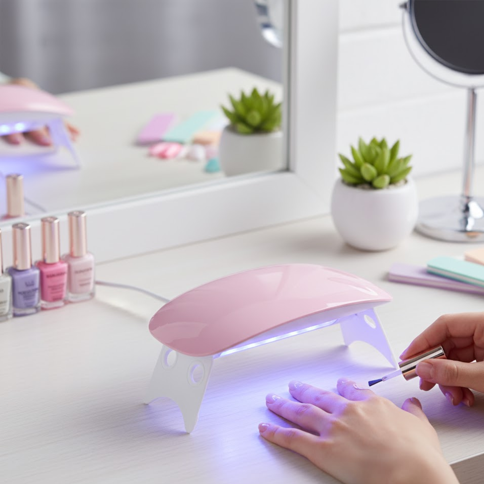 Compact mini portable nail lamp