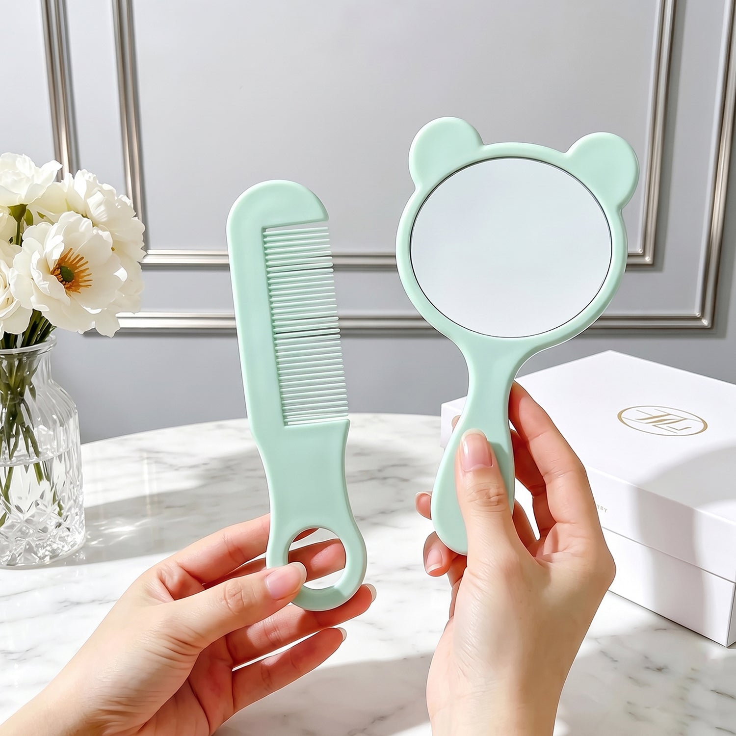 Comb mirror grooming use