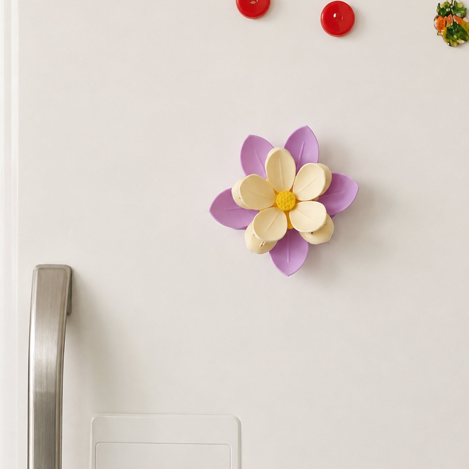 Sealing clips in assorted flower colours