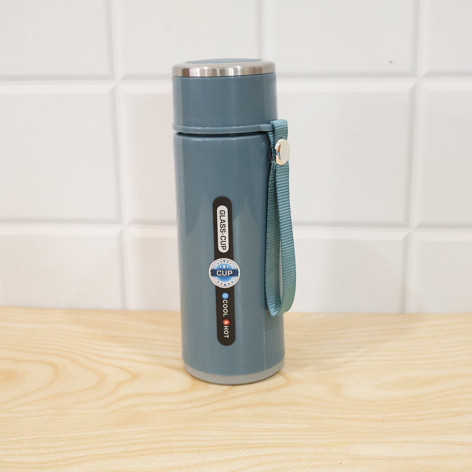 Vacuum insulated water bottle live product photo