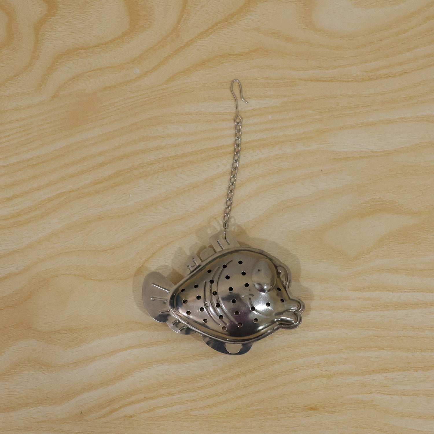 Stainless steel fish tea infuser with steam from hot water