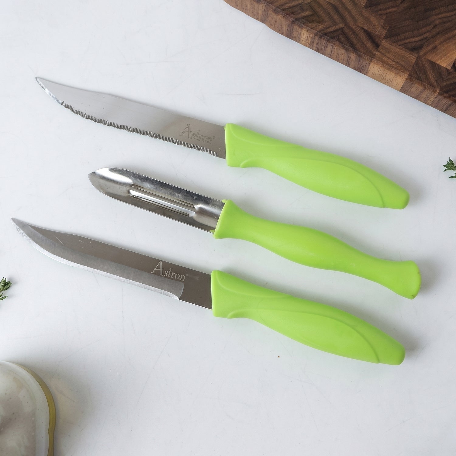 Ergonomic swivel peeler for vegetables and fruits