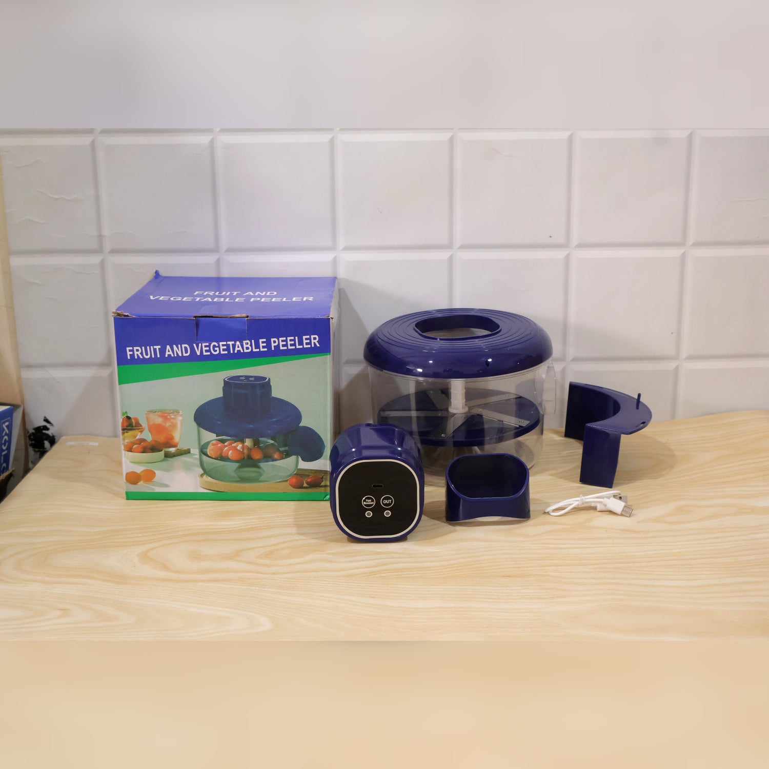 Automatic fruit peeler in daily kitchen use