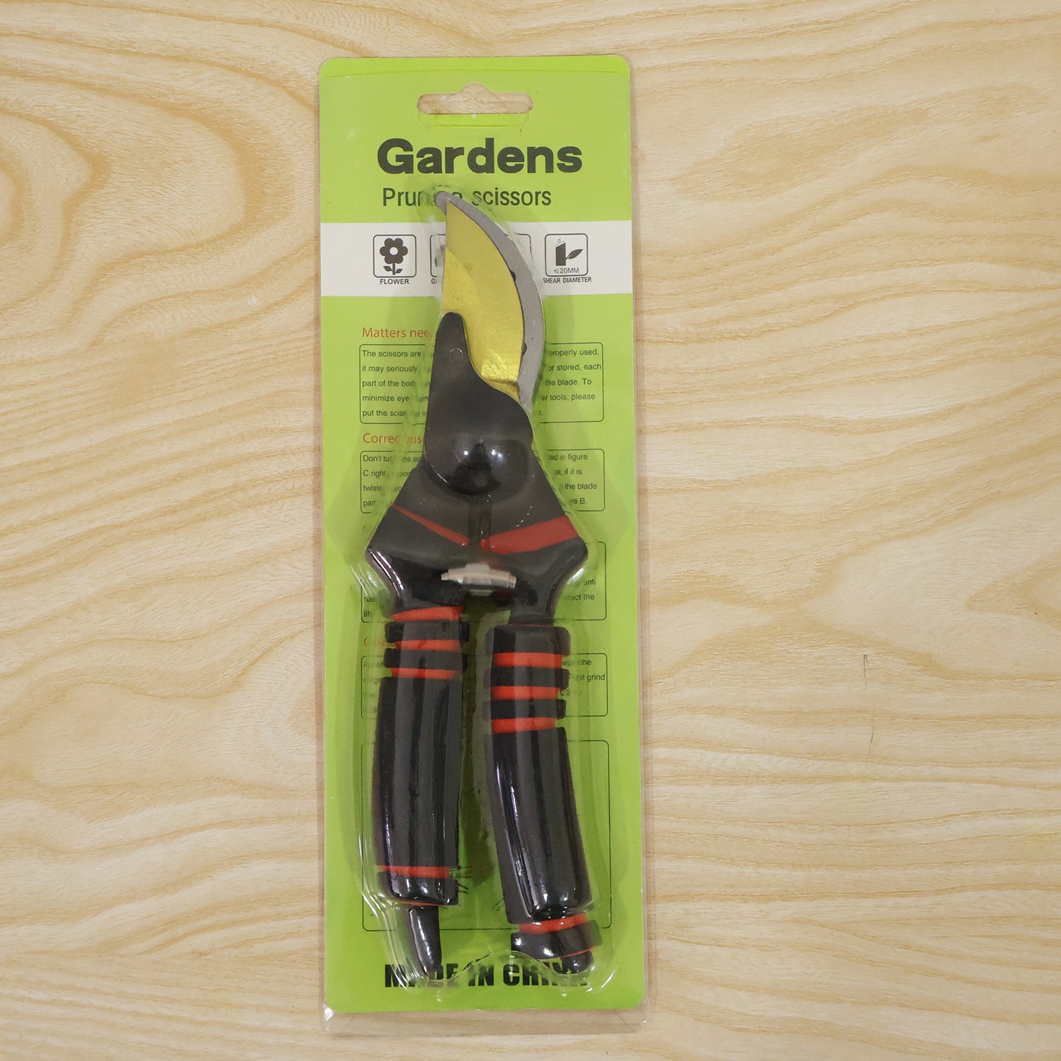 Garden pruning shears live product photo
