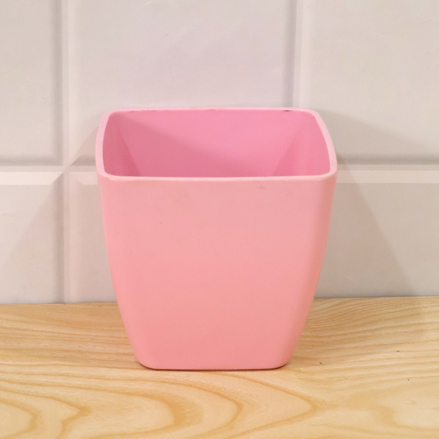 Actual empty plastic flower pot photograph