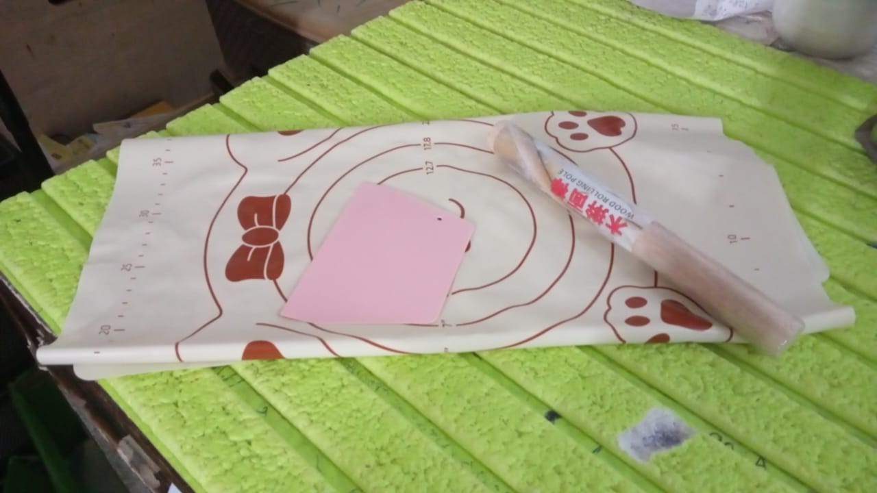 3 In1 Silicone Baking Mat With Wooden Belan & Cake Scraper (3 Pcs Set / 65Ã—45 CM)