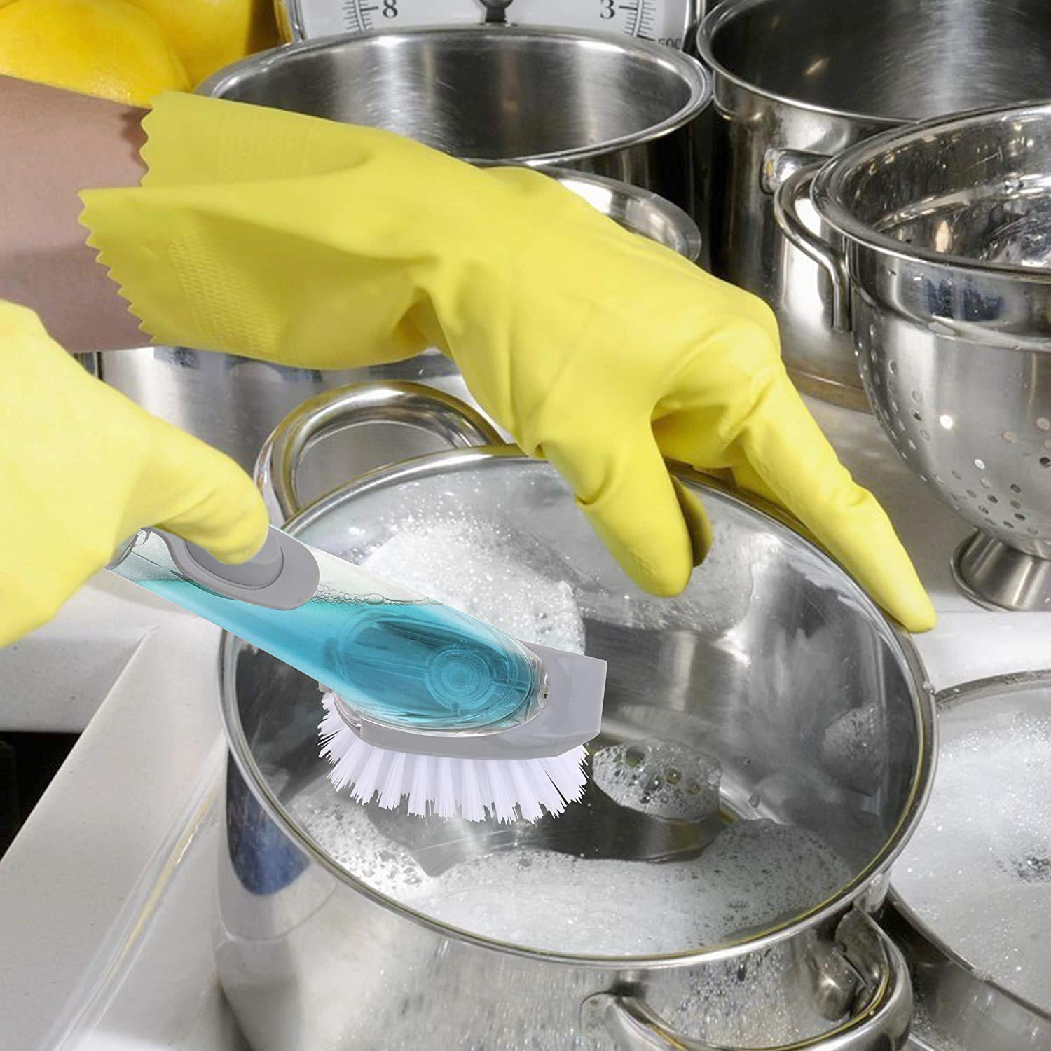 Kitchen cleaning brush with built-in dispenser