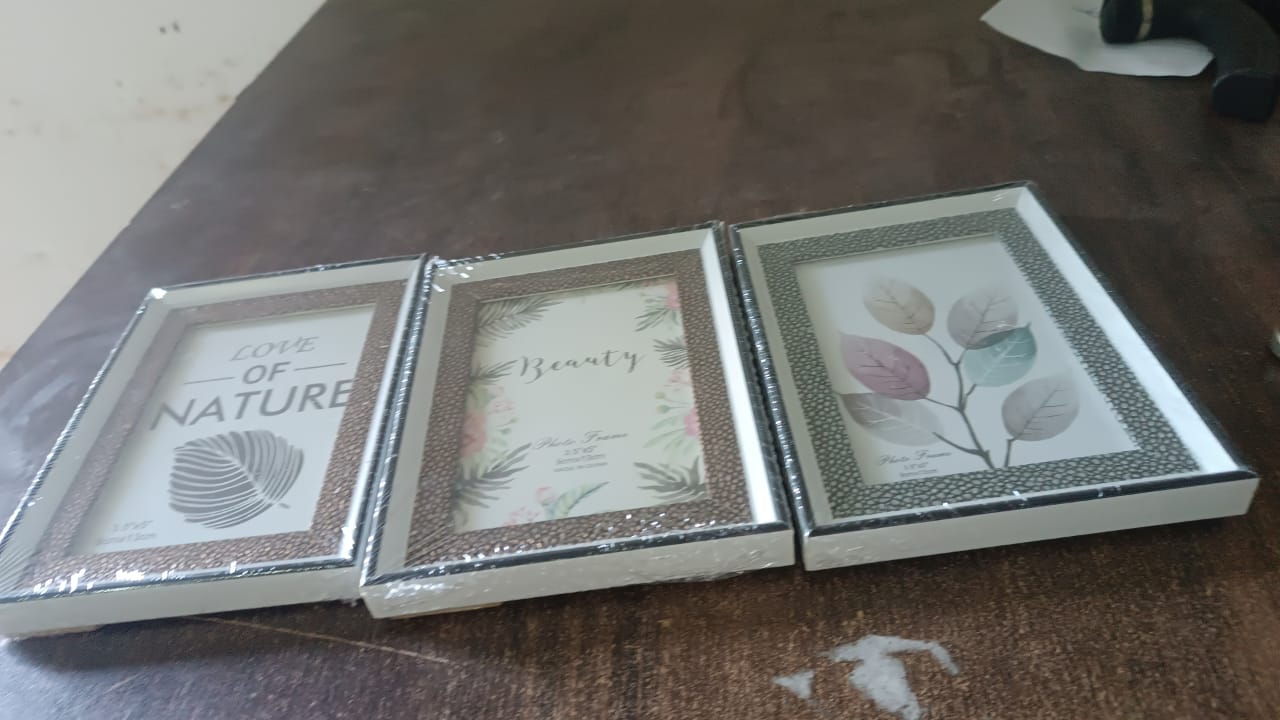 Modern Plastic Picture Frame Photo Holder (1 Pc / Mix Color & Design / 15Ã—12 Cm)