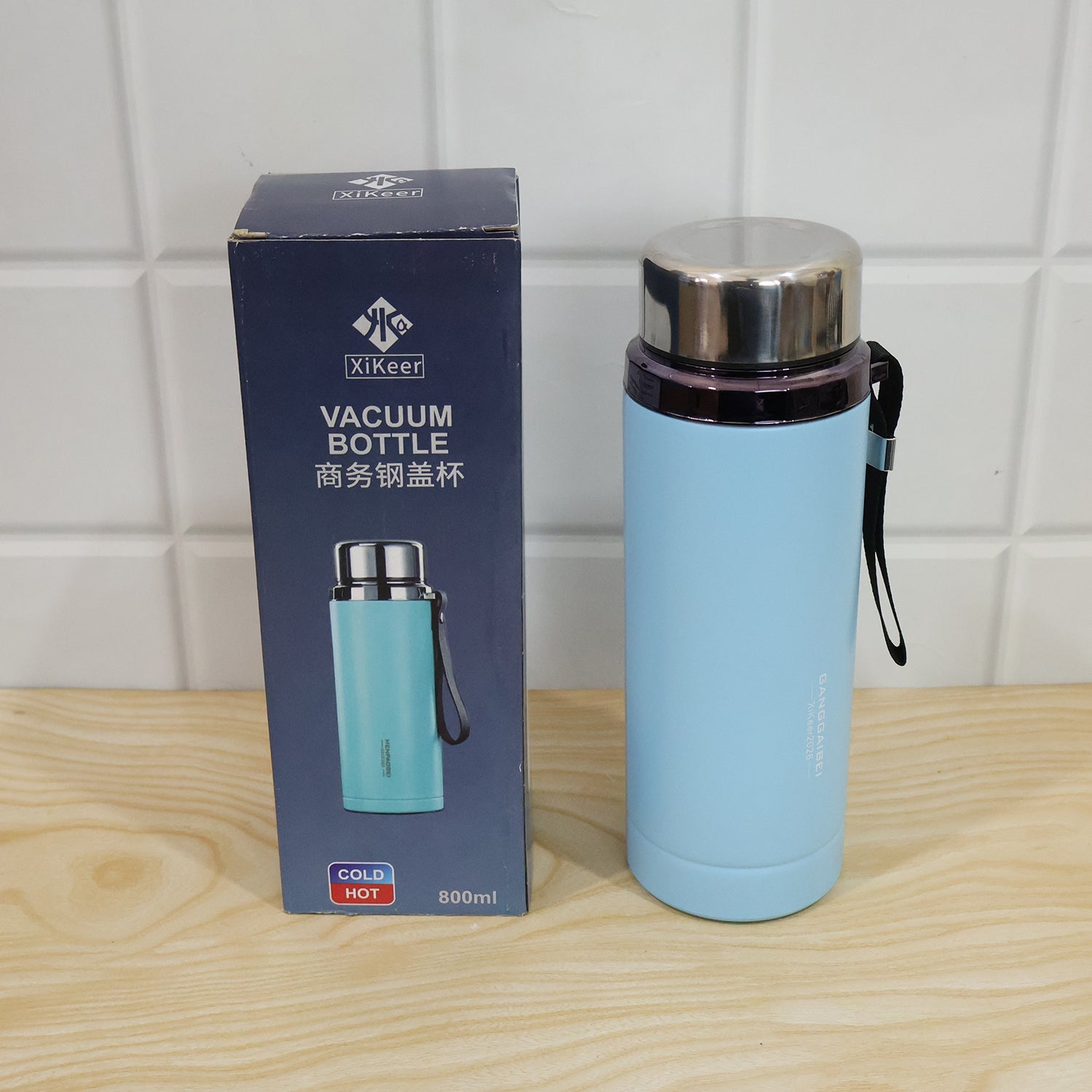 Live photo of 800 ml vacuum insulated water bottle