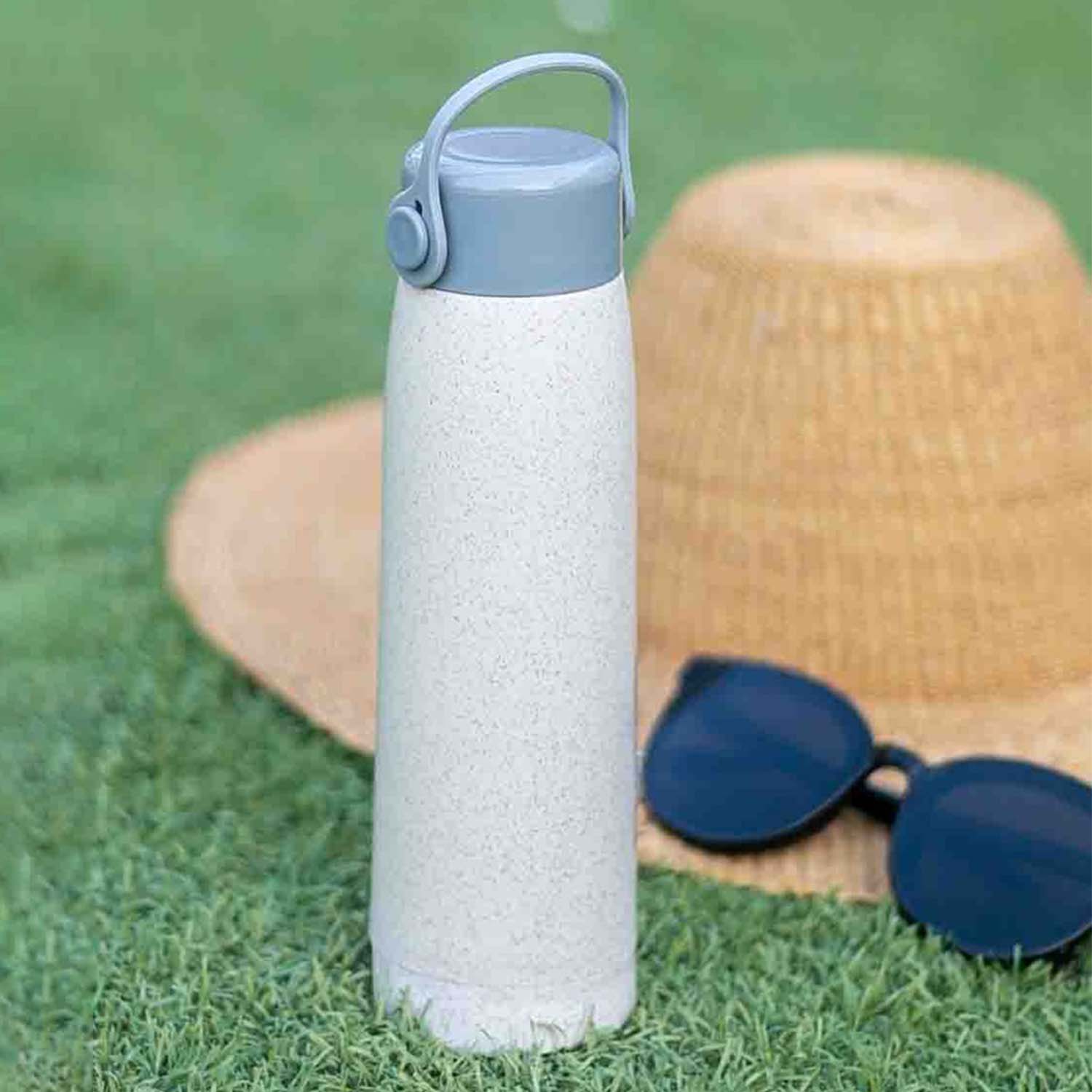 Leak-proof silicone seal on glass water bottle