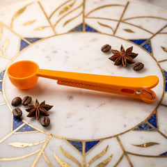 Close up of the scoop and clip mechanism