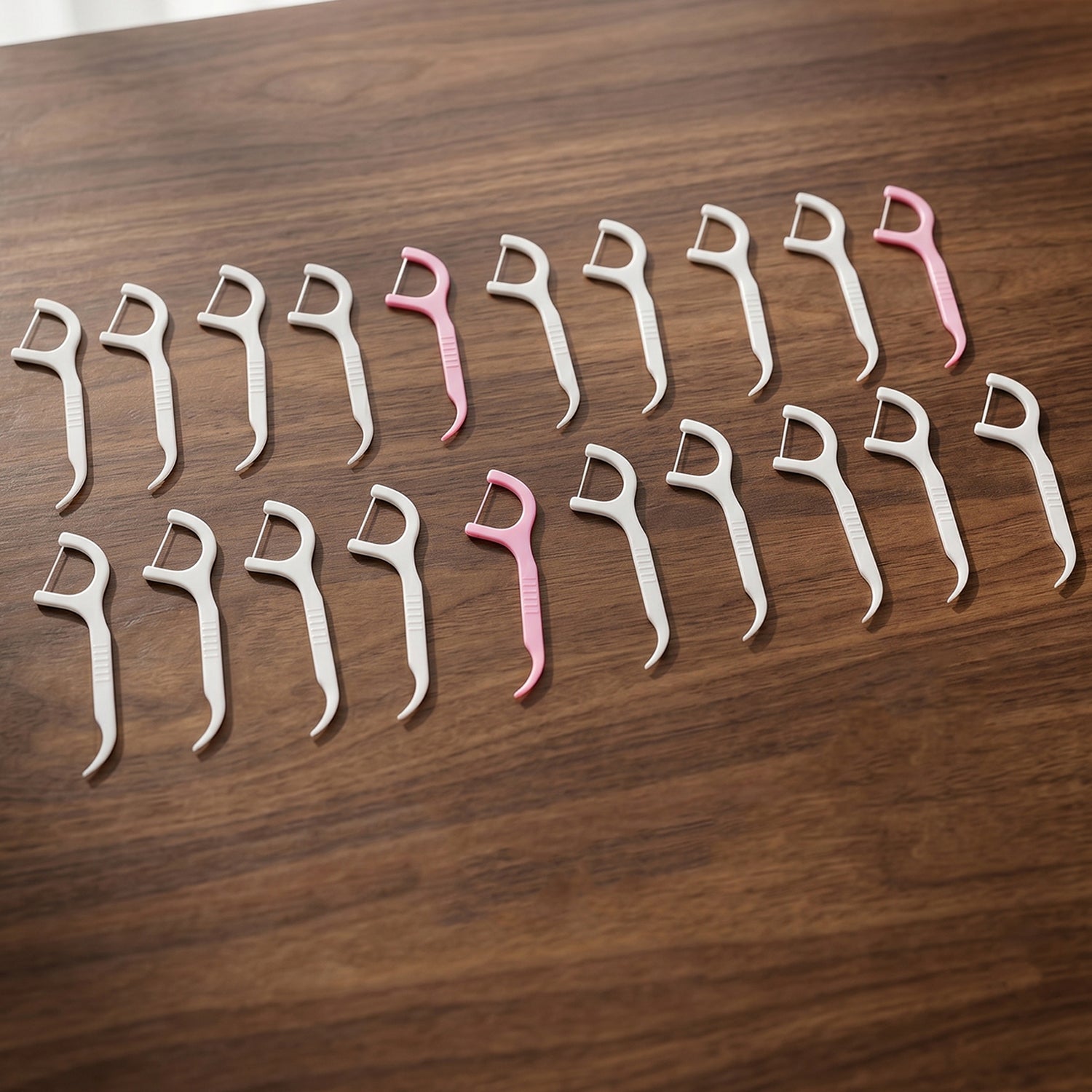 Dental floss picks in white and pink suitable for daily oral care