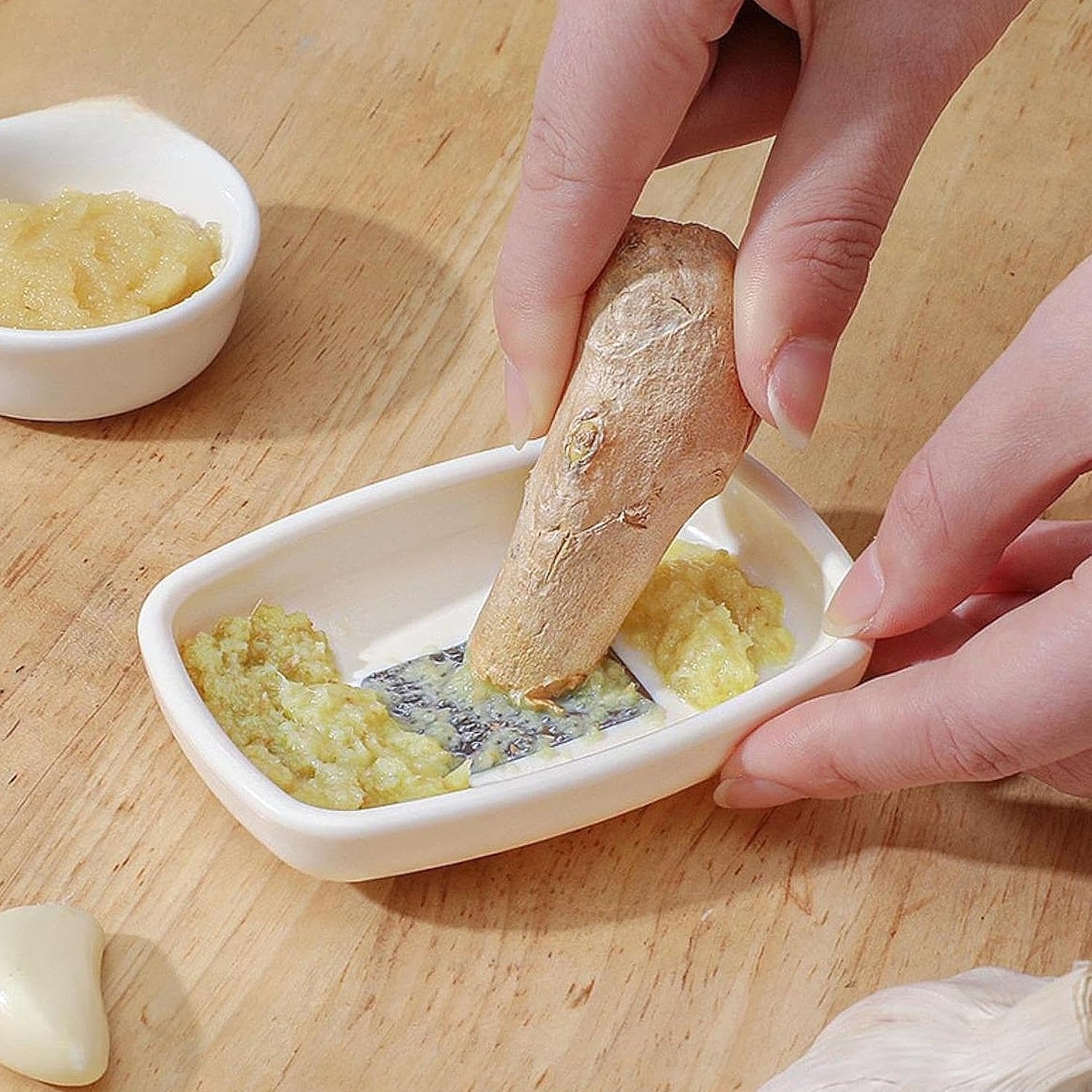 Garlic ginger grater plate showing its size and design details
